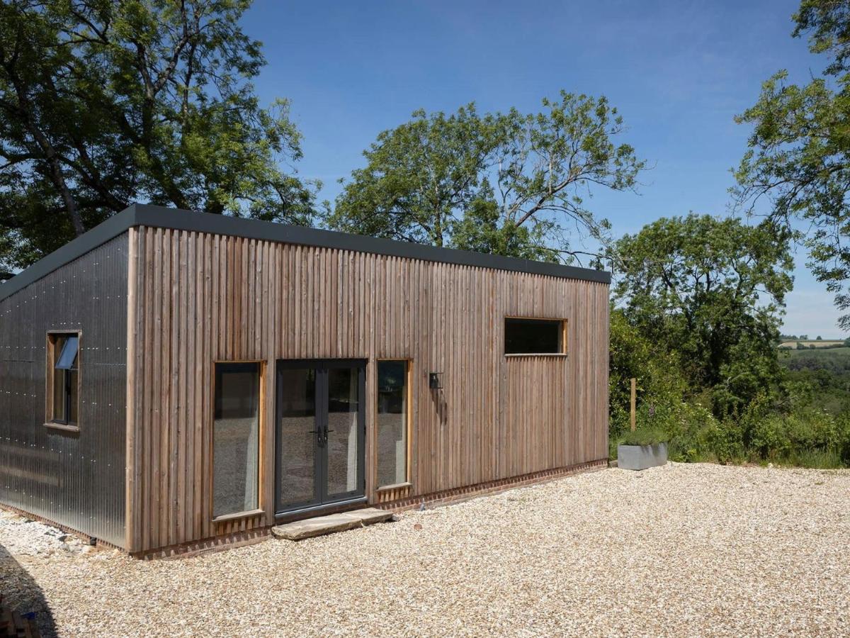 Horseshoe Barn Axminster Bagian luar foto
